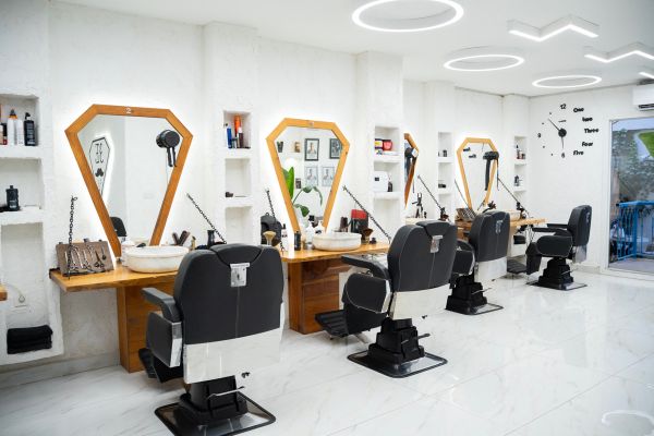 3E Barbershop'ta berber koltukları ve altıgen aynalar
