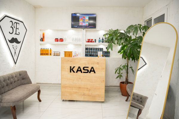 3E logosu, kasa ve bakım ürünleri rafı